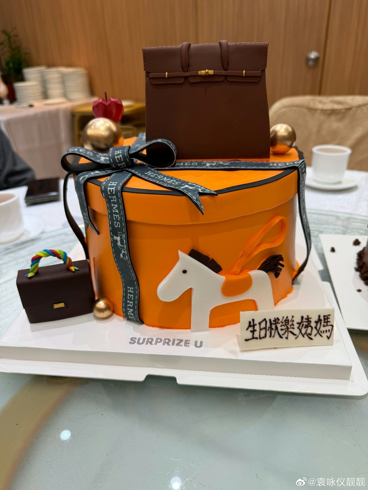 袁咏仪庆55岁生日 获儿子魔童送花甜喊:收到最漂亮的一束花配图