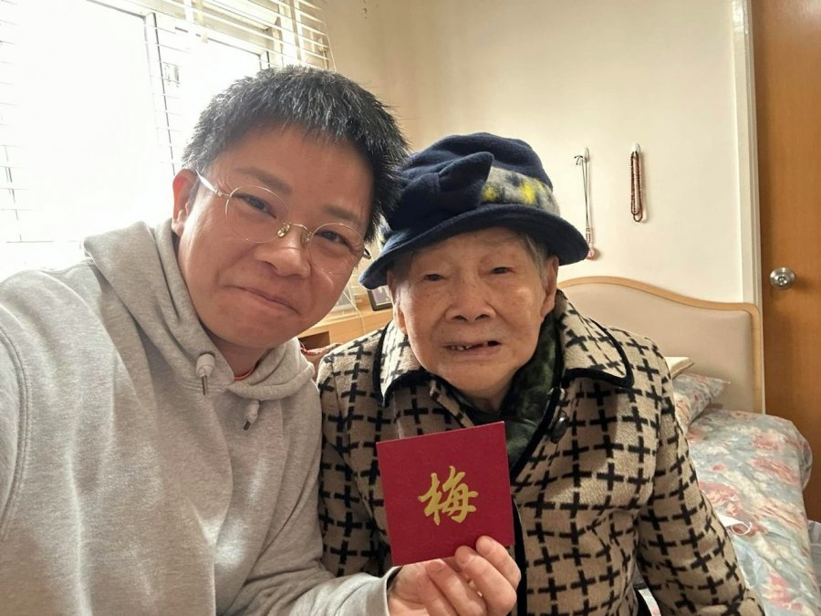 【梅妈覃美金离世】梅妈丧礼闹双胞! 潘小文被问是否已低调办妥 “6字歌词”回应配图