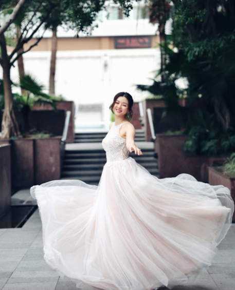 陈茵媺晒单人婚纱照庆结婚13周年 甜蜜告白陈豪：又一年了我们配图