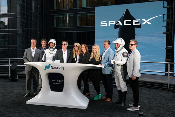 挂牌首日股价大涨19% SpaceX引爆财富效应配图