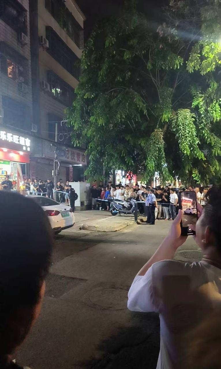 热议|网传传女的要分手男的不同意 女的闺蜜去劝 被男的割喉 男的跑了 现在配图 1