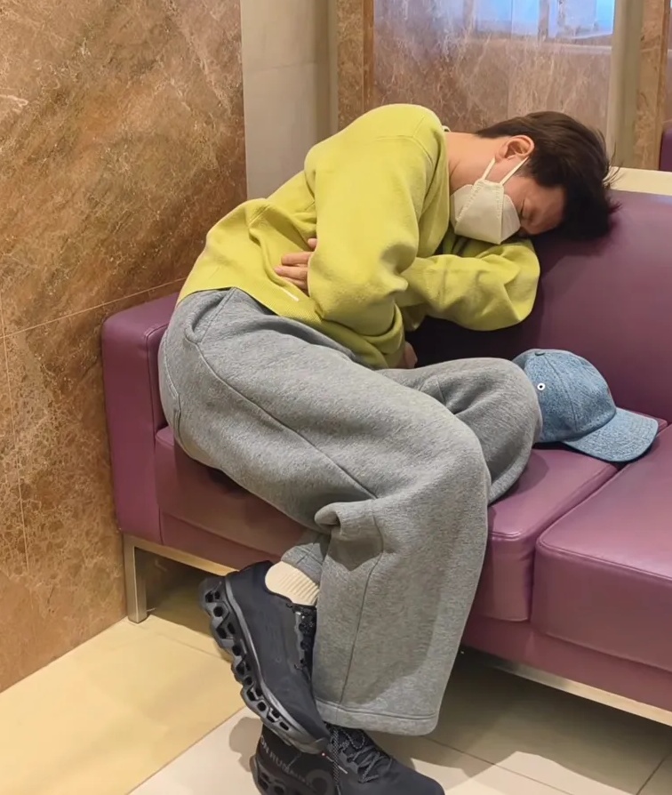张与辰突发剧痛急送院‎ 紧捂腹部面露痛苦表情配图