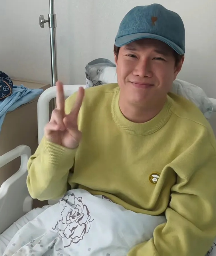 张与辰突发剧痛急送院‎ 紧捂腹部面露痛苦表情配图
