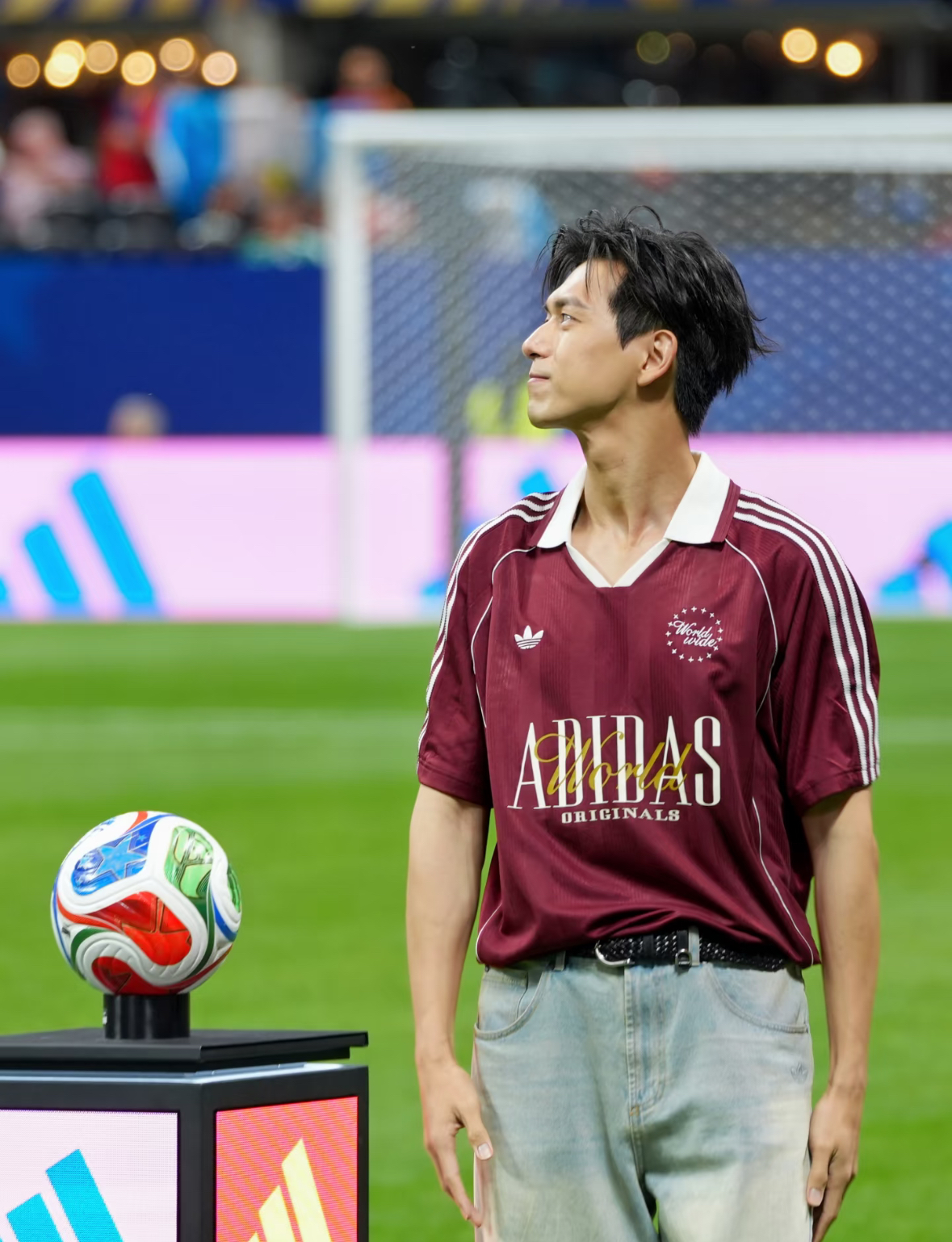 李现亮相世界杯完成开球仪式 成中国艺人首例配图
