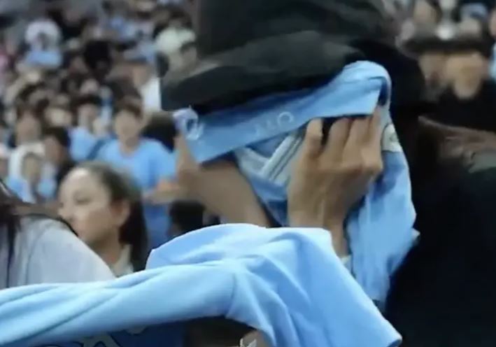 全智贤3年前追星成功画面疯传 见哈兰德秒变迷妹尖叫抱球衣配图