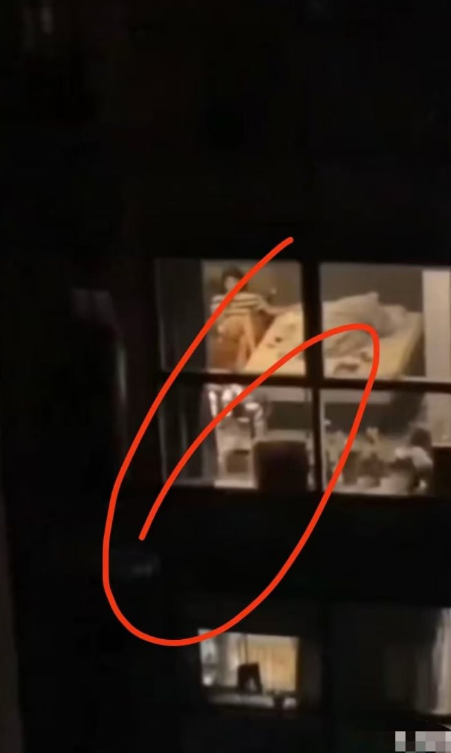 对面邻居直接不拉窗帘开战,动作激烈又放肆,窗前灯光一打,画面清清楚楚!主打一个公开刺配图