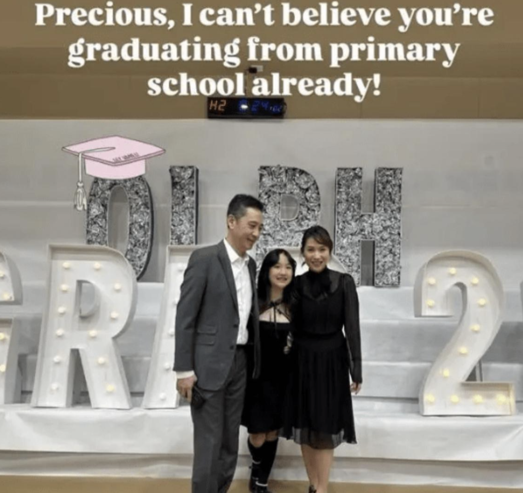 袁彩云一家三口罕同框 13岁女儿清秀毕业照曝光 遗传妈妈优良基因配图