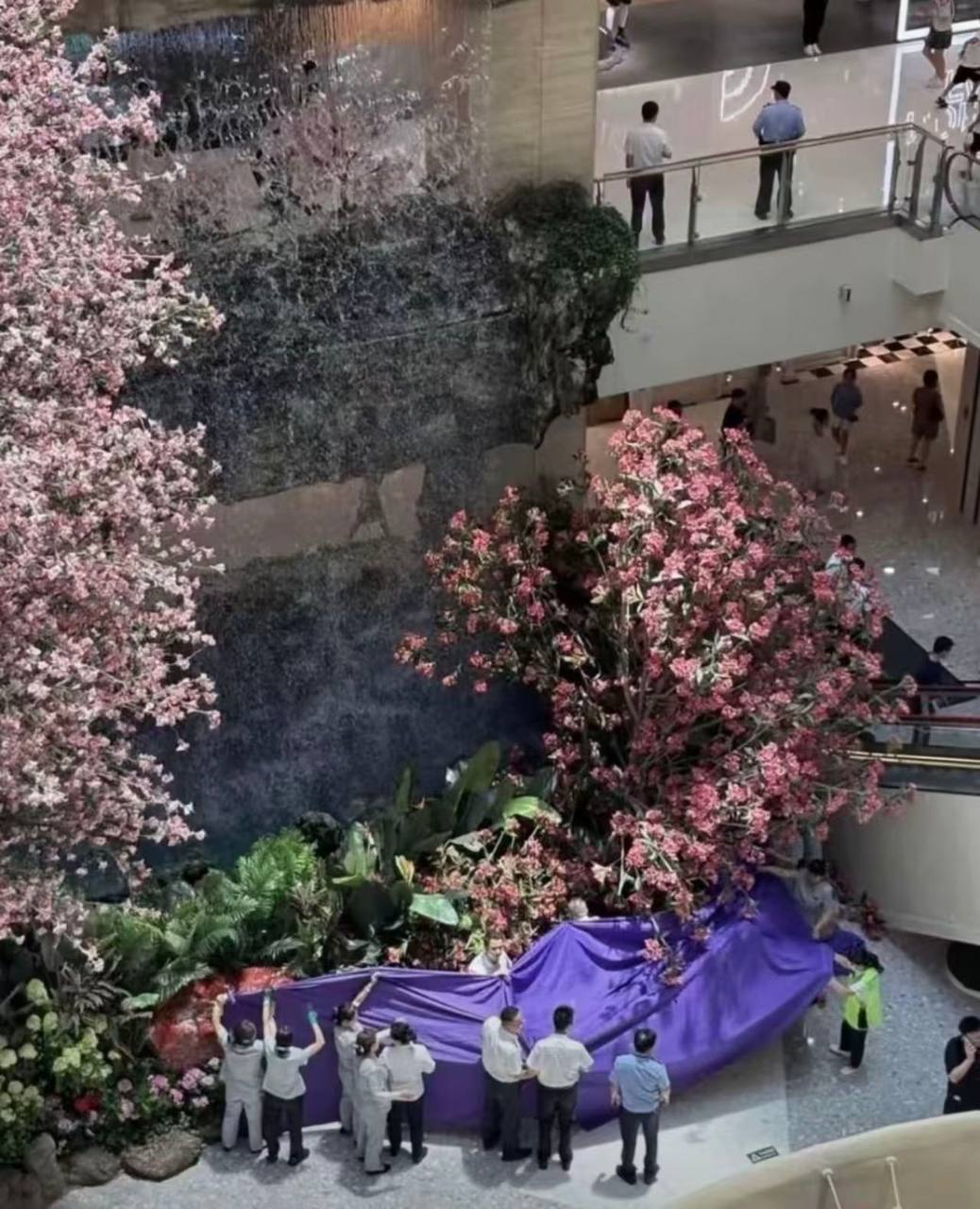 7月1,下午一点,陕西西安-DZ赛格国际购物中心,第一现场视频 ,逝者安息 🙏能帮您配图
