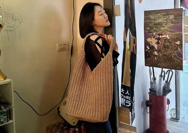 小S游港穿搭引热议 眼尖网民：黑白条纹上衣穿了15年配图
