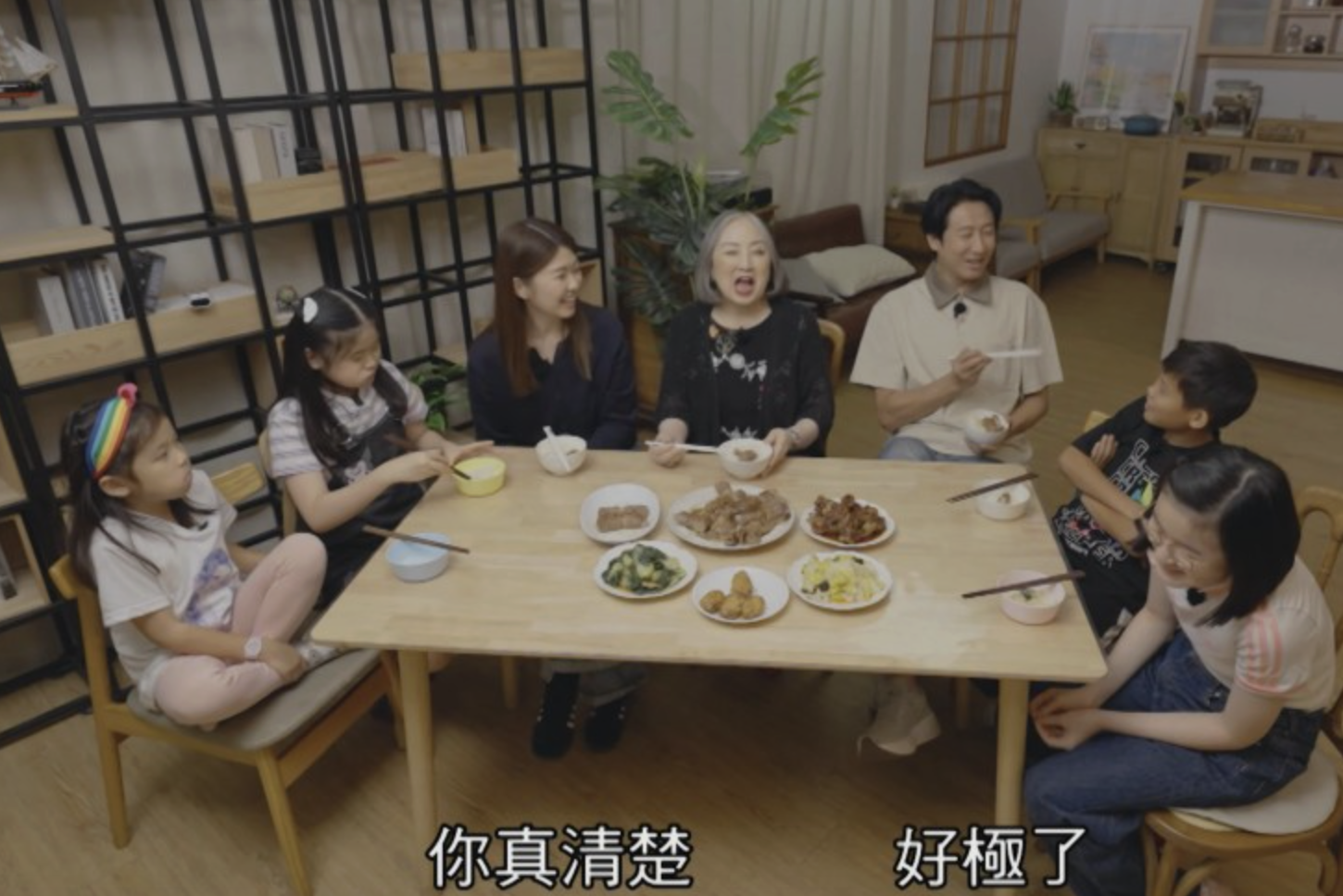 73岁卢宛茵三代同堂出镜 两儿子罕露面配图
