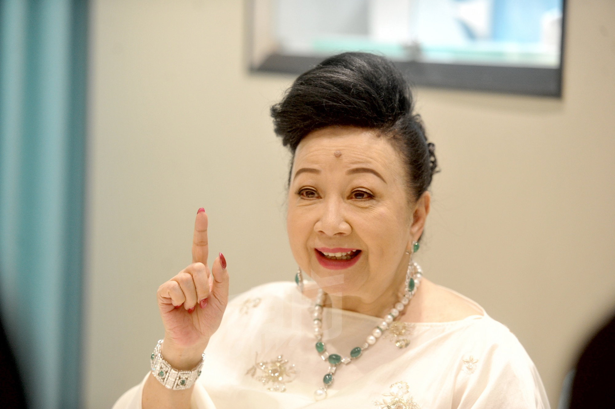 薛家燕快闪马来西亚撑世侄珠宝店开幕 曝7月中再来马来西亚拍贺岁片!配图