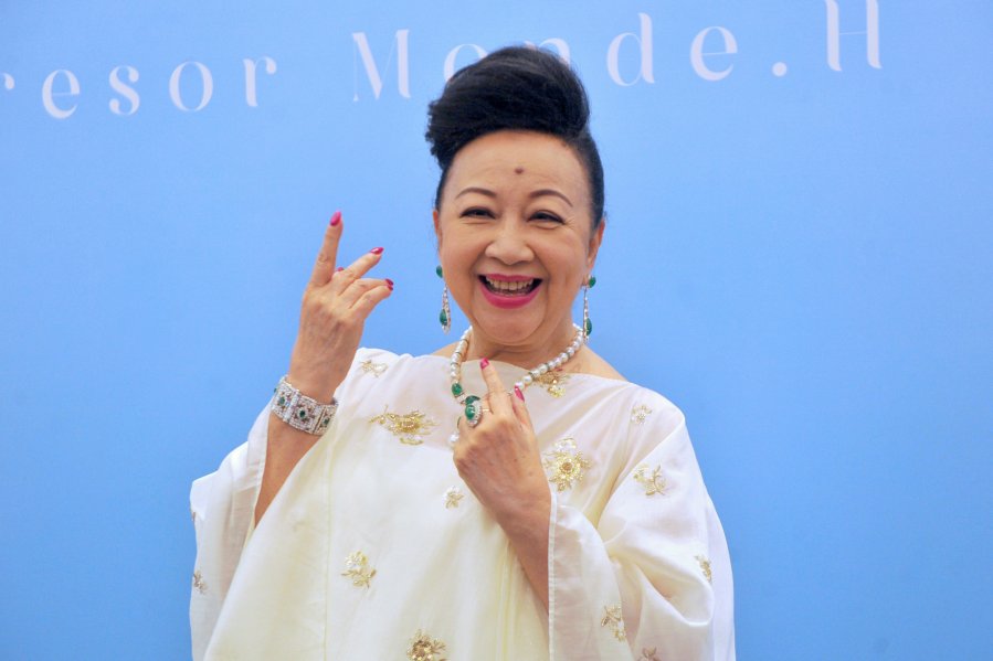 薛家燕快闪马来西亚撑世侄珠宝店开幕 曝7月中再来马来西亚拍贺岁片!配图