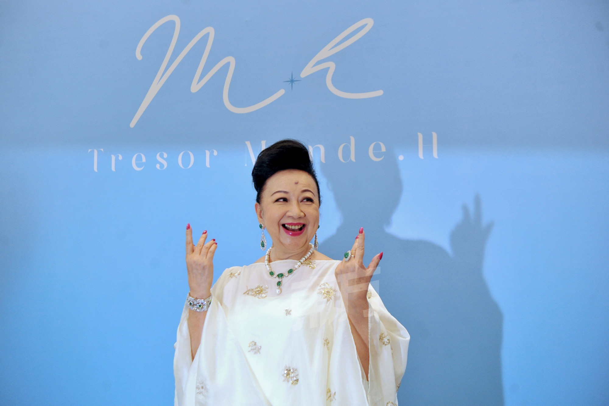 薛家燕快闪马来西亚撑世侄珠宝店开幕 曝7月中再来马来西亚拍贺岁片!配图