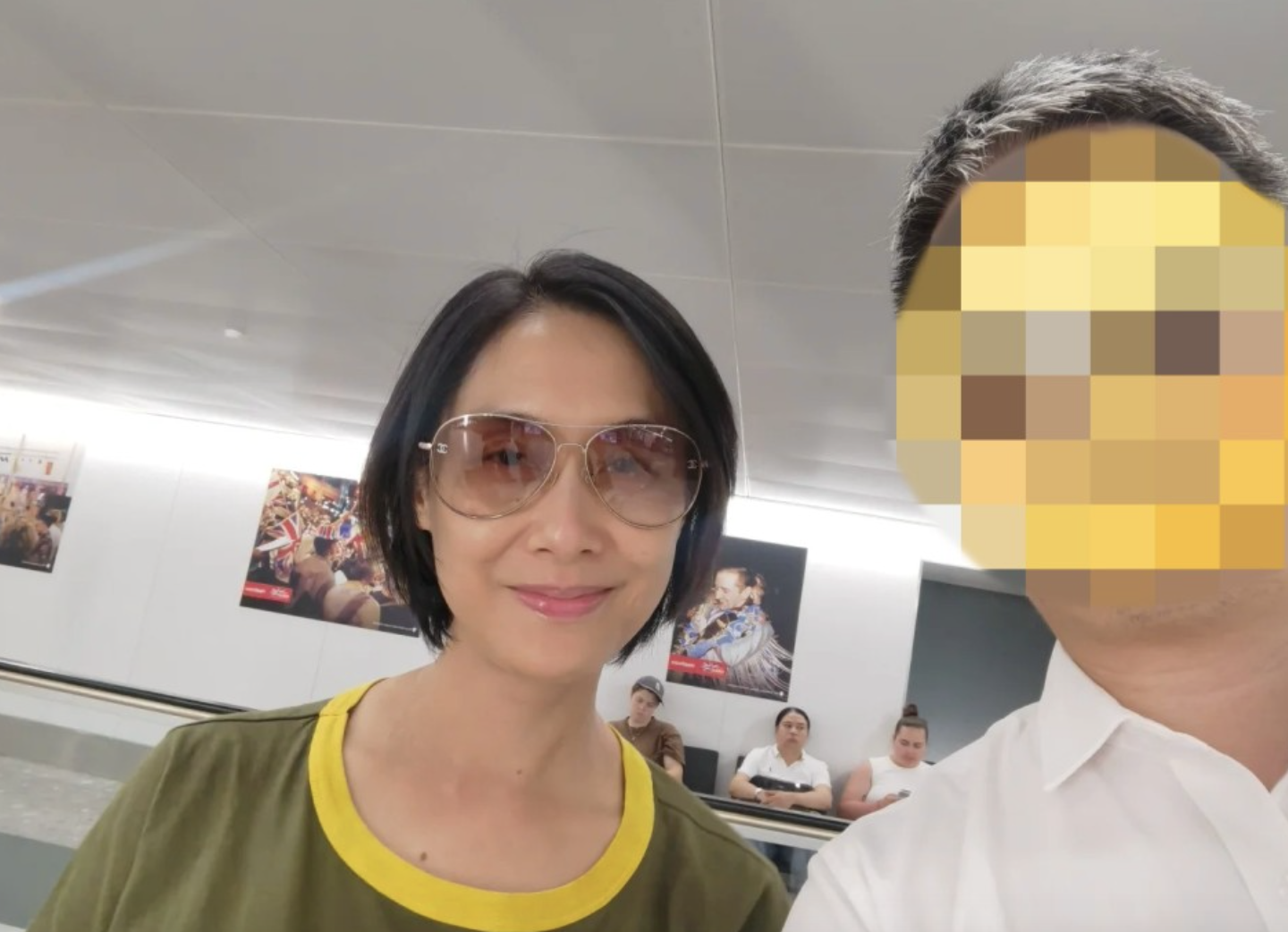 朱茵亲民与粉丝合照 近况曝光 素颜撞脸谢雪心?配图