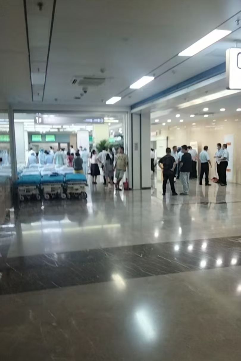 7月9日12时许，福建泉州晋江市辉腾鞋业有限公司厂房发生火灾。目前，现场明火已基本扑配图 1