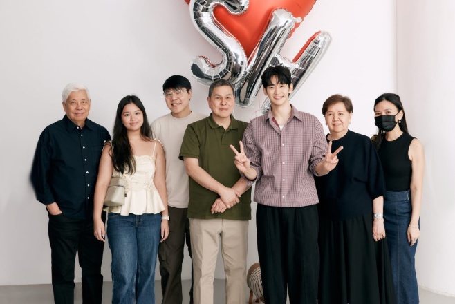 神隐16个月回归拍广告 金秀贤“手捧花灿笑”近照曝光配图