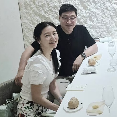李英爱罕同框75岁丈夫 冻龄状态惊艳全网配图