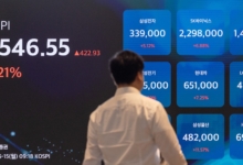日经指数盘中狂泻4100点 半导体股遭血洗配图