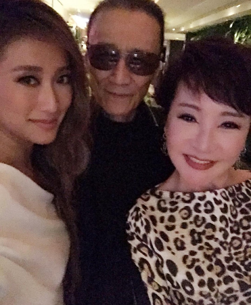【谢贤离世】狄波拉与女儿谢婷婷现身中环 神情哀伤不愿多谈配图