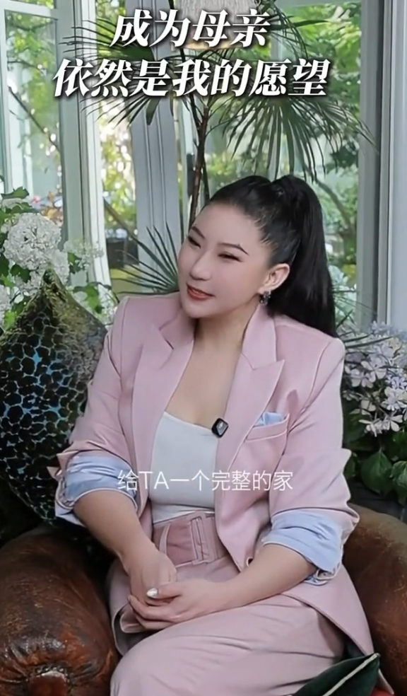 【谢贤离世】谢贤曾变卖名车助还债 “爷孙恋”前女友Coco换黑头像低调悼念配图