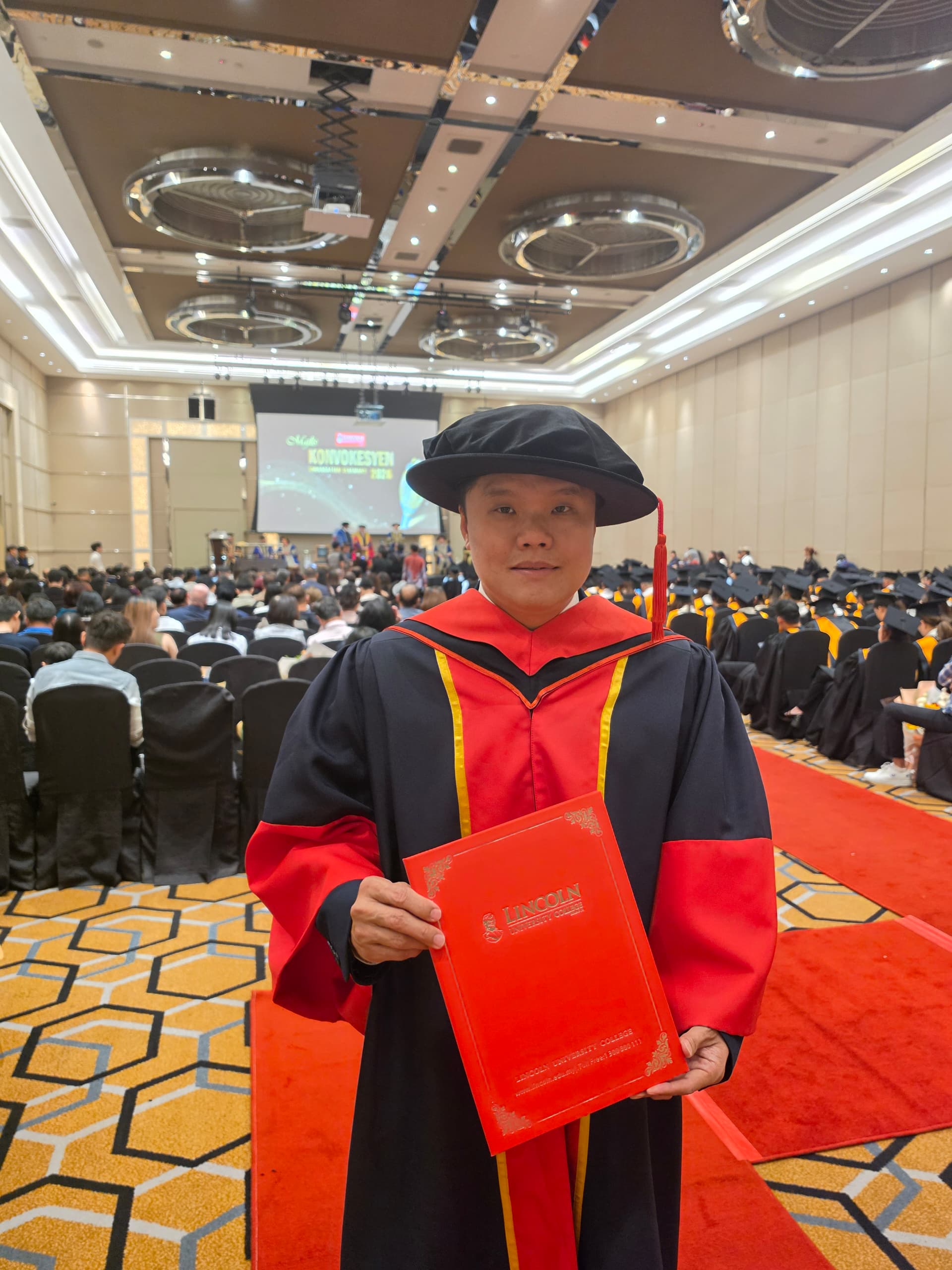 马来西亚监制许康文荣获林肯专业学院颁授荣誉院士配图
