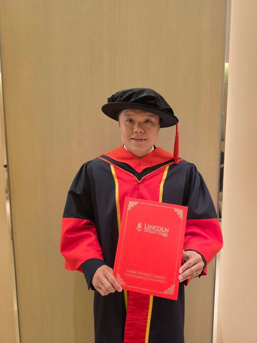 马来西亚监制许康文荣获林肯专业学院颁授荣誉院士配图