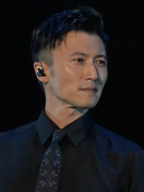 谢霆锋丧父后首登台 演唱中途摘墨镜拭泪配图