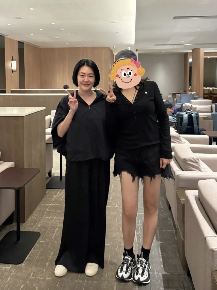 S妈才忧被赶出家门 小S陪游上海酒吧散心配图