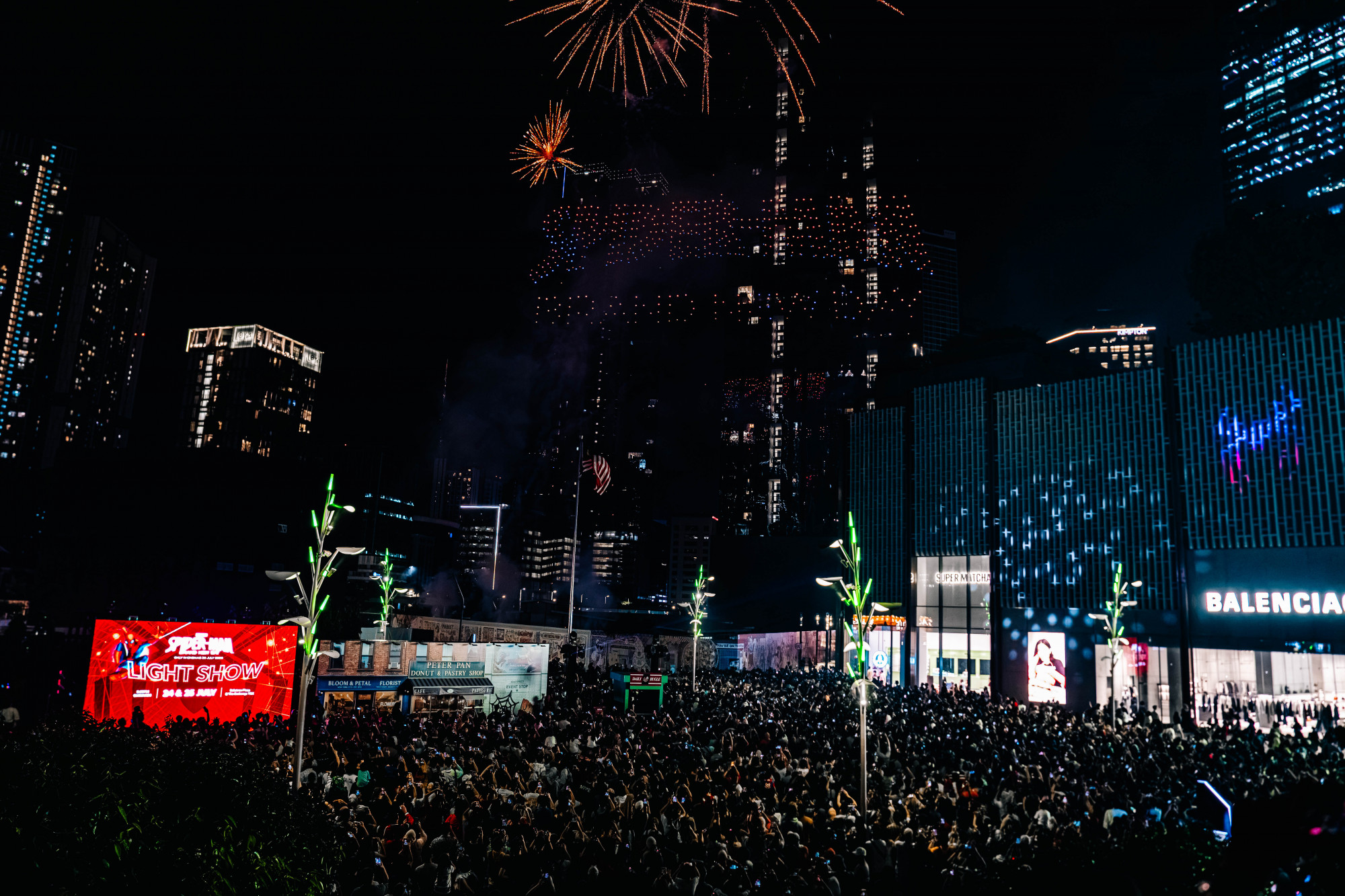 蜘蛛侠现身隆市夜空！ 600架无人机烟火秀吸千名粉丝朝圣配图