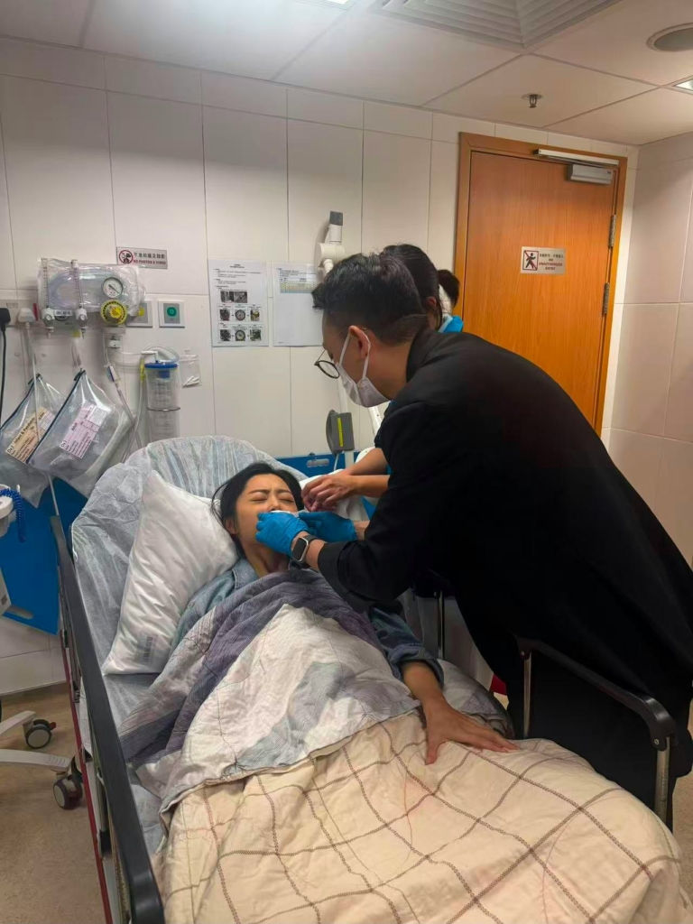 卫诗雅拍摄出意外 嘴唇缝50针全面停工配图
