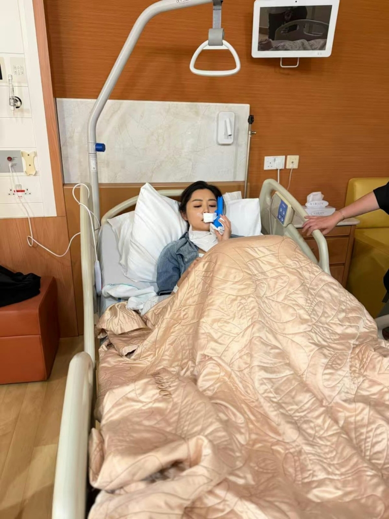 卫诗雅拍摄出意外 嘴唇缝50针全面停工配图