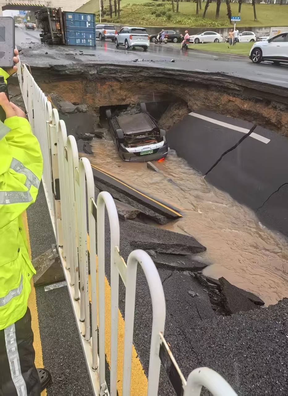 热议｜海口丘海大道，路面突发塌陷，货车侧翩，新能源掉入坑里配图 4