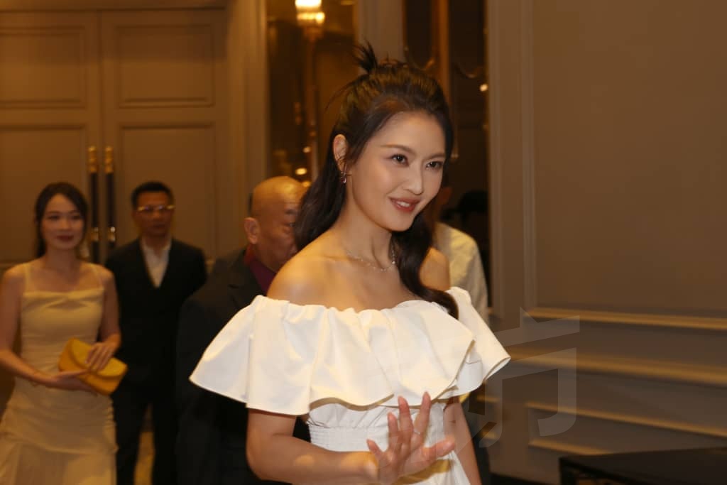 杨明“升级”马来西亚女婿 庄思明坚持马来西亚完婚：想一家人齐齐整整配图