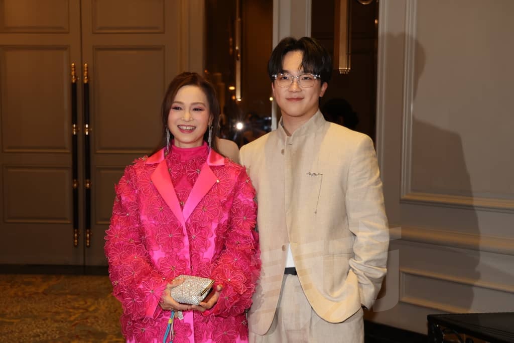 杨明“升级”马来西亚女婿 庄思明坚持马来西亚完婚：想一家人齐齐整整配图