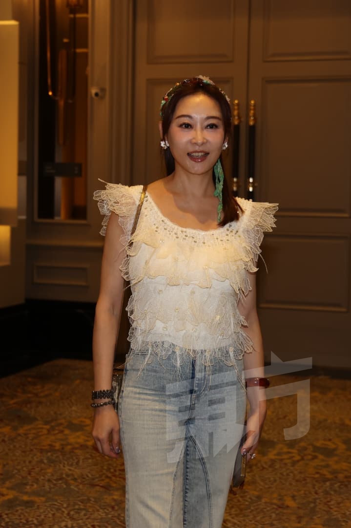 杨明“升级”马来西亚女婿 庄思明坚持马来西亚完婚：想一家人齐齐整整配图