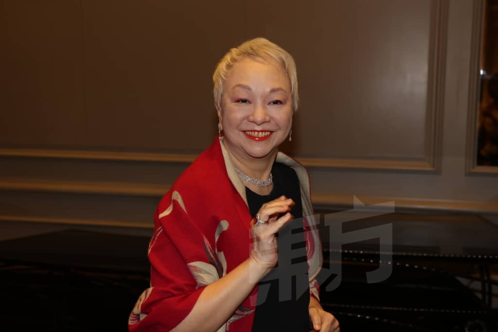 杨明“升级”马来西亚女婿 庄思明坚持马来西亚完婚：想一家人齐齐整整配图