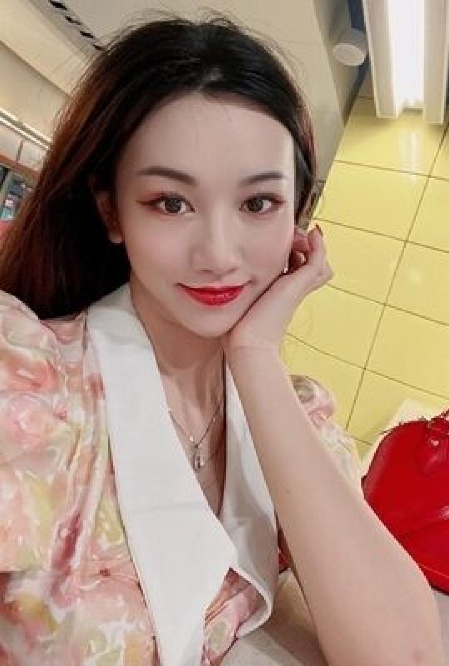 爆TVB女星“索名牌包拒陪吃”掀全网疯猜 港网美急发声道歉:未经证实的传闻配图