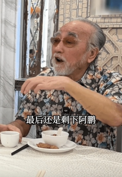 曾感叹“只剩自己一个” 卢海鹏跟侄子回乡笑开怀：原来还有这么多亲戚配图