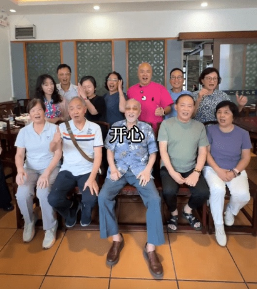 曾感叹“只剩自己一个” 卢海鹏跟侄子回乡笑开怀：原来还有这么多亲戚配图