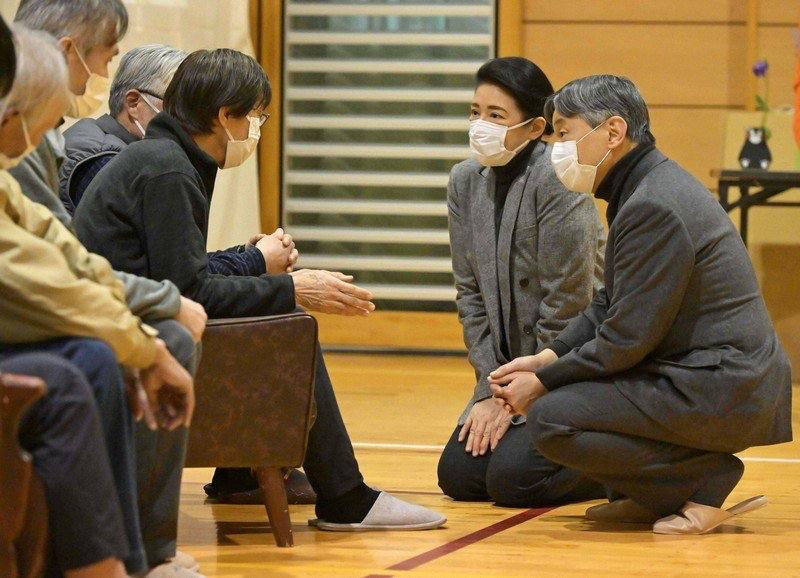 热议|高市早苗去了熊本的灾区,但只是事先选定的灾民在空调房里坐着椅子假装听配图