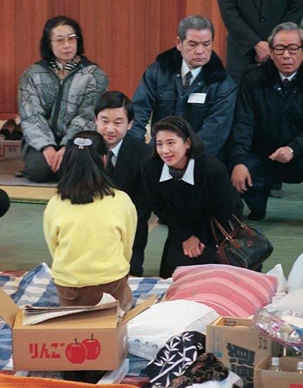 热议|高市早苗去了熊本的灾区,但只是事先选定的灾民在空调房里坐着椅子假装听配图 2