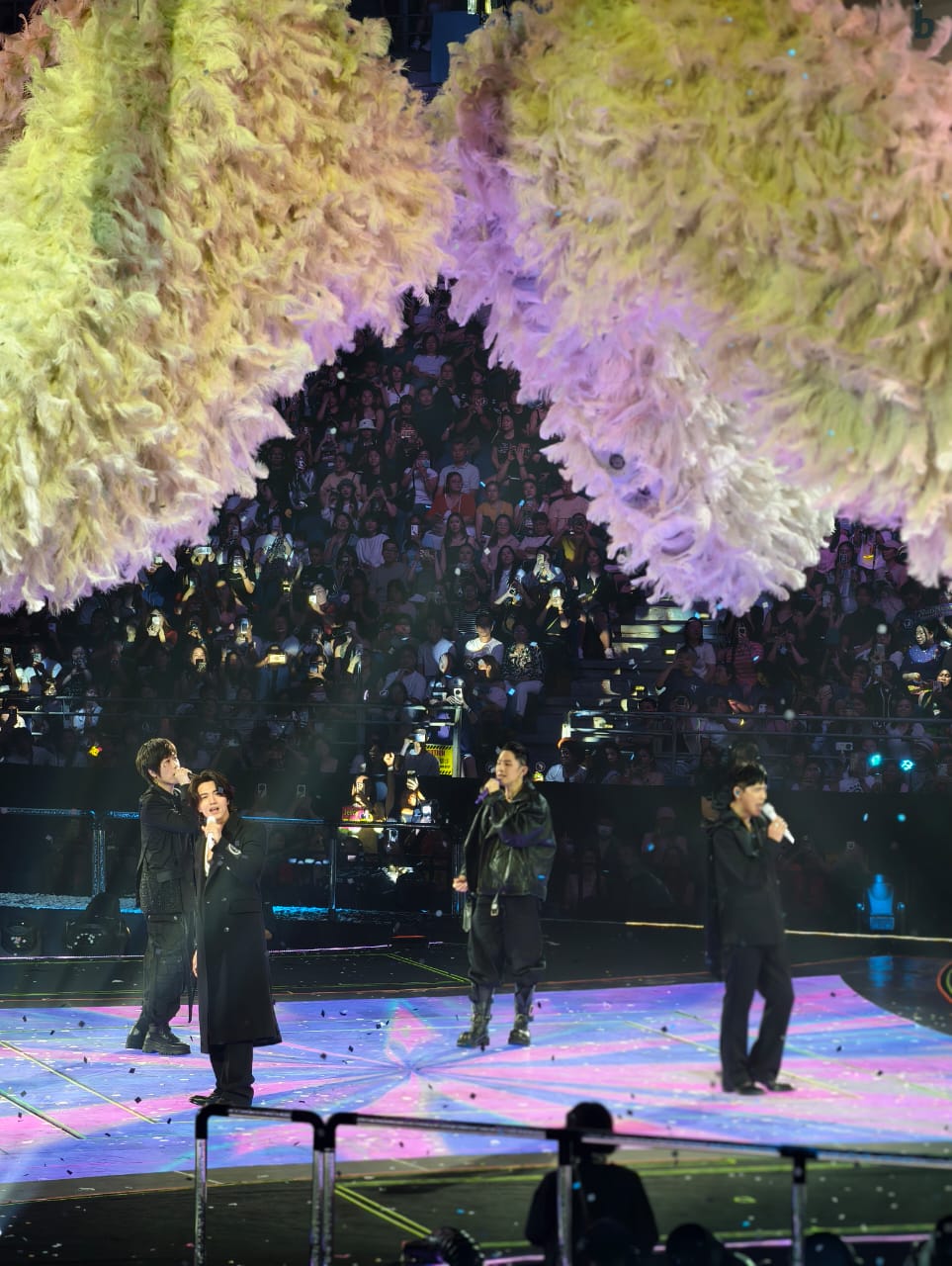 《F✦FOREVER恒星之城》马来西亚场 吴建豪生日成团宠 仔仔弹唱险凸槌 言承旭加唱《童话》宠粉配图