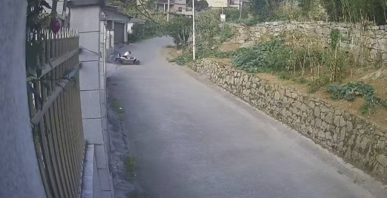 热议｜九号骑手压弯失败🍉 撞上墙体🩸流不止 估计得挂配图 3