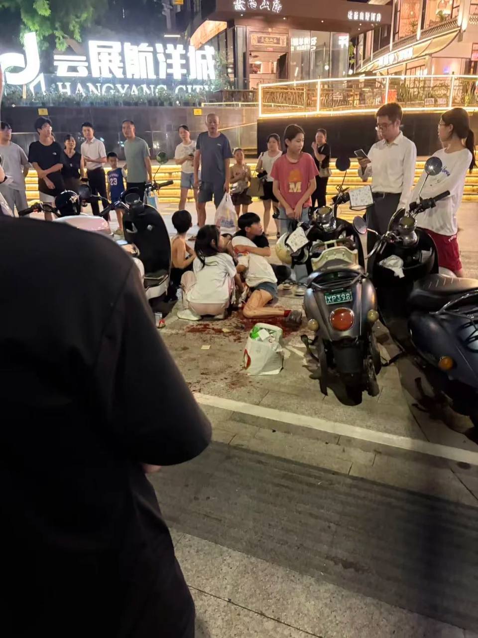 热议|网传是一个男的,🔪了就跑了,当时路过看他们在争论,应该是认识的,男的配图 3