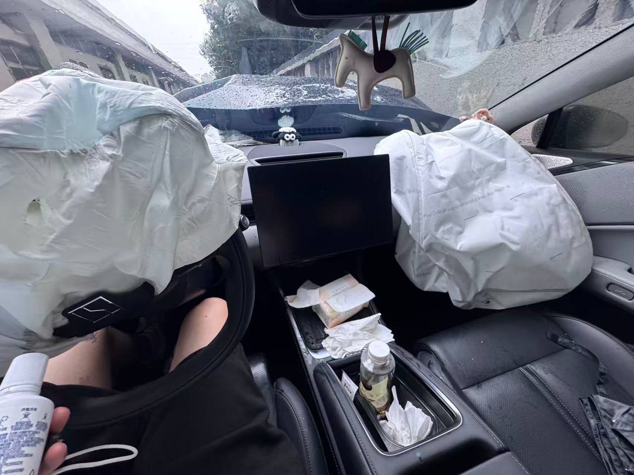 热议|雨天打滑,撞高速护栏上了引发讨论,时间线与后续进展梳理配图 3