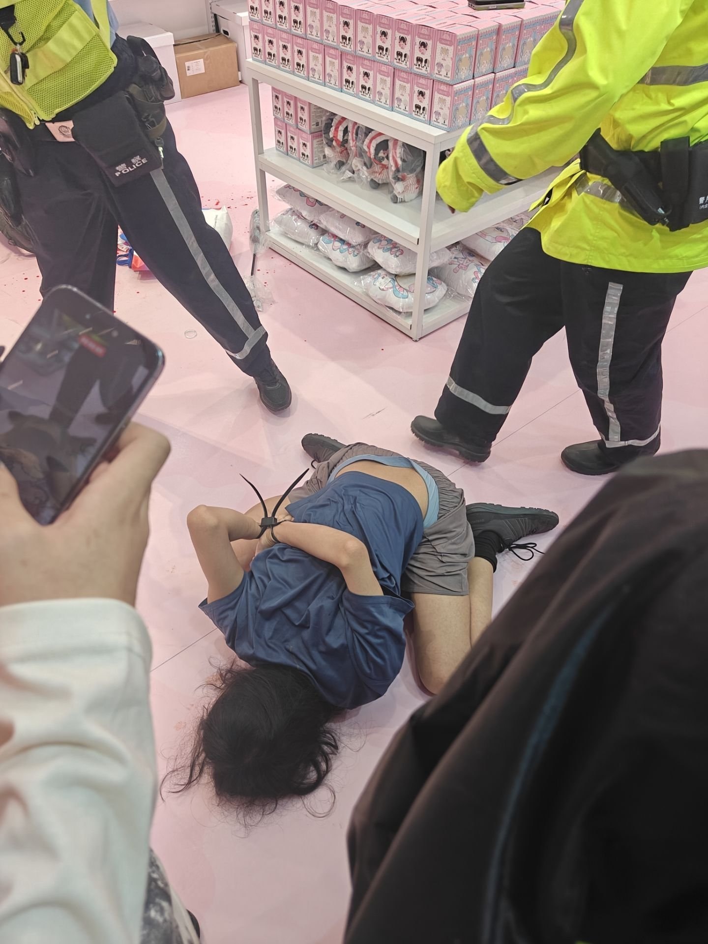 热议｜上海快闪店捅人相关爆料引关注，事件进展持续整理配图 2
