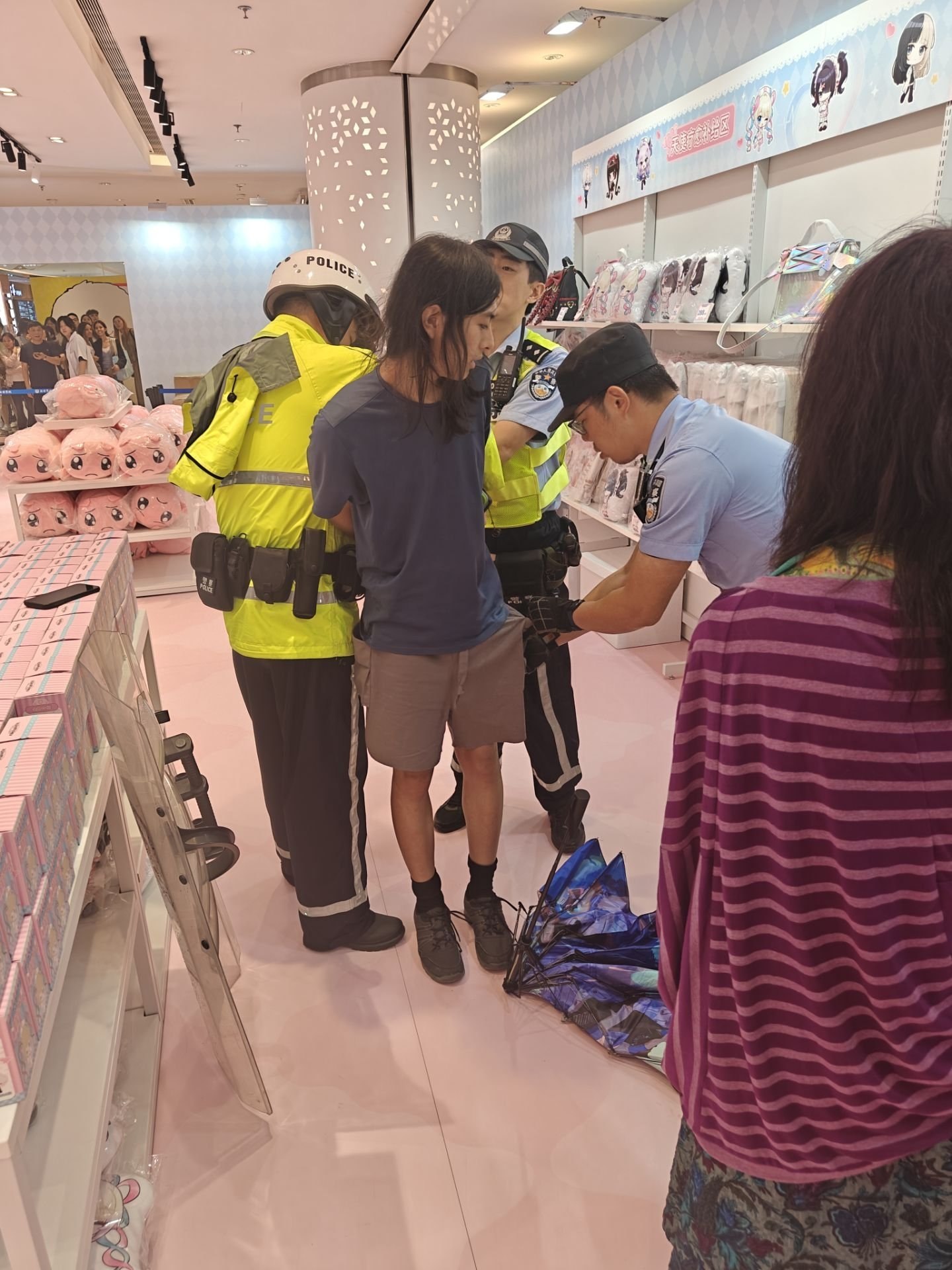 热议｜上海快闪店捅人相关爆料引关注，事件进展持续整理配图 3