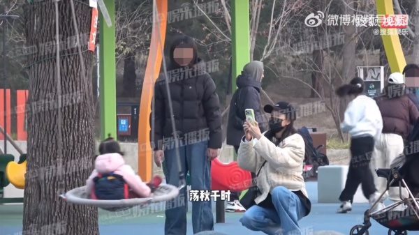 去年底曾被拍带2岁女童出门 王鸥突发文认生女:目前独自抚养孩子配图