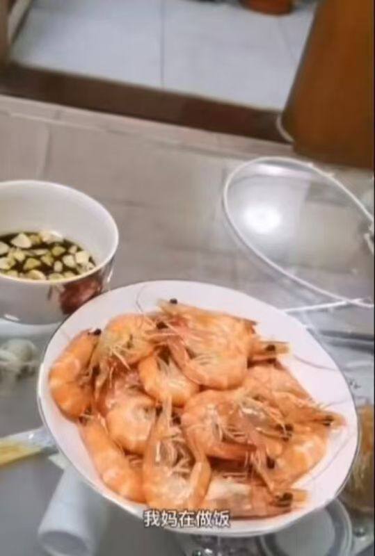 热议｜抖音🔥大🦐母子厨房🍉 wc玩岛国家庭剧情阿配图 1