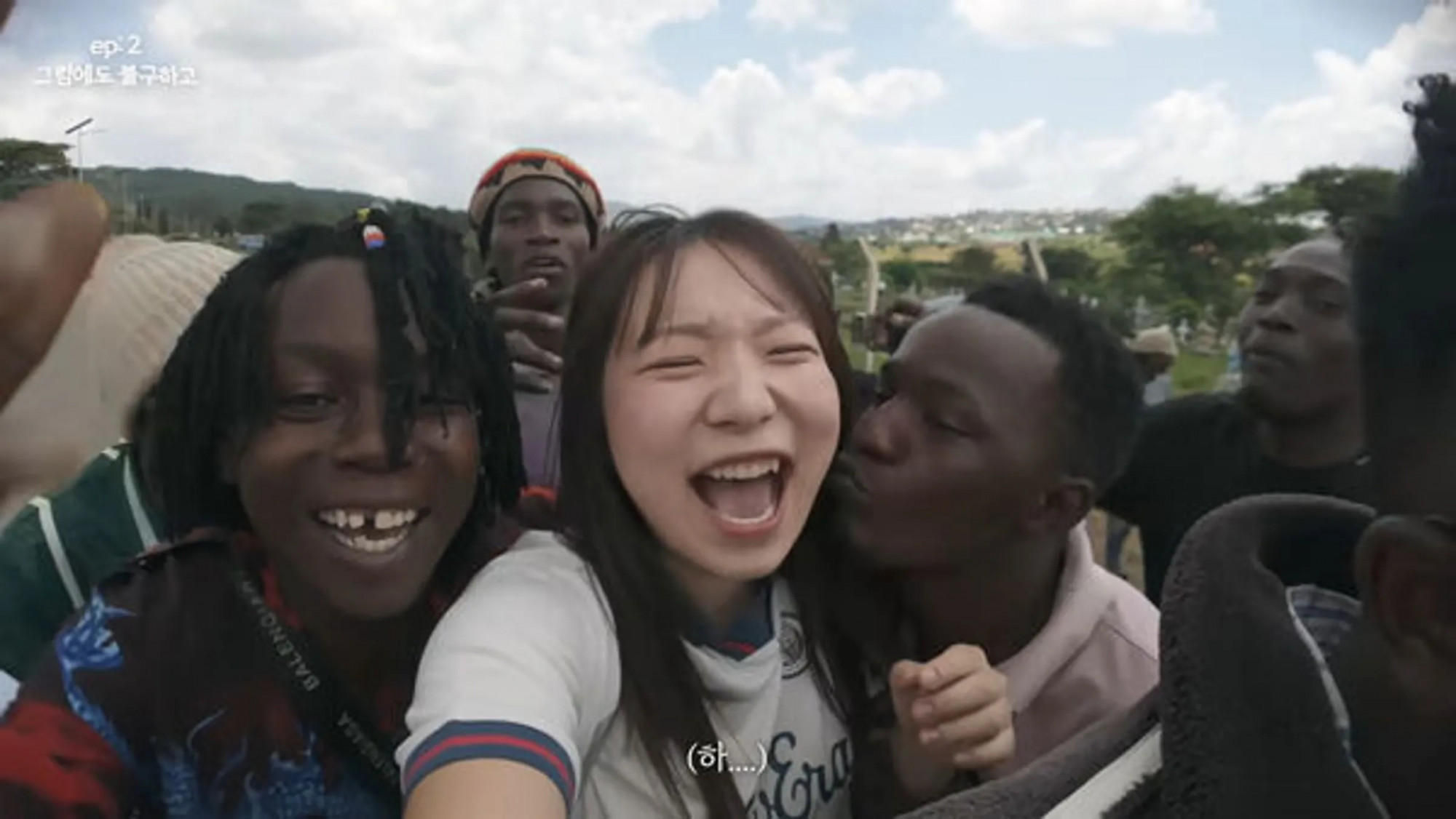 韩女YouTuber赴非洲独旅 突遭男群包围“咸猪手”吓到崩溃配图
